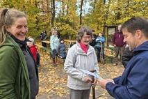 Eine weitere Urkunde wurde übergeben.