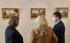 Oberbürgermeister Steffen Scheller schaut sich die Bilder des Brandenburger Malers H. F. Spieker (um 1800 – 1861) gemeinsam mit Kerstin Neitzel, Fielmann AG, und Museumsleiterin Anja Grothe an (v. re.)