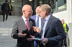 Oberbürgermeister Daniel Keip überrascht Bundesaußenminister Dr. Johann Wadephul bei der Begrüßung in der Havelstadt mit einem Loriot-Buch.
