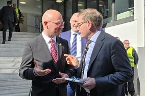 Oberbürgermeister Daniel Keip überrascht Bundesaußenminister Dr. Johann Wadephul bei der Begrüßung in der Havelstadt mit einem Loriot-Buch.