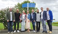 Mitglieder des Lions-Clubs um dessen Präsident Dr. med. Mathias Sprenger bei der Vorstellung des blindFind-Orientierungssystems.