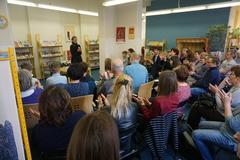 Jane Fanselow von der Fouqué-Bibliothek moderiert den Wettbewerb