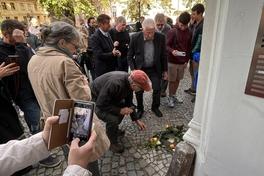 Viele Teilnehmer der Veranstaltung haben anlässlich der Verlegung Blumen niedergelegt.
