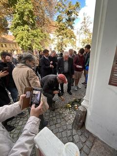 Viele Teilnehmer der Veranstaltung haben anlässlich der Verlegung Blumen niedergelegt.