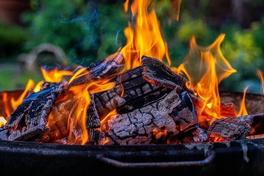 Auch für kleine Holzfeuer im Garten gelten einzuhaltende Bestimmungen.