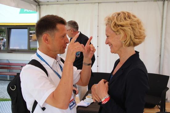 Brandenburgs Regattastrecken-Chef Uwe Philipp im Gespräch mit der Präsidentin des Britischen Ruderverbandes am Finaltag der Ruder-EM 2015 in Poznan.