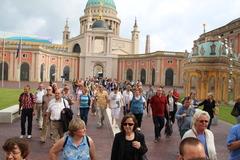 Aufgrund des großen Andrangs öffnet die Landtagsverwaltung die Tore und lässt die Demonstrierenden die Leitbilddebatte im Landtag mit verfolgen