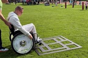 Rollstuhlfahrer absolviert einen Hindernissparcour.