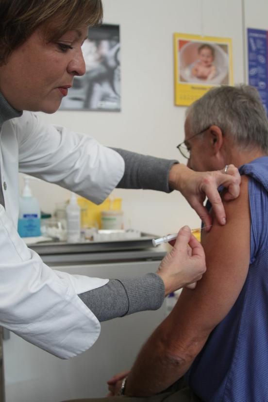 Fachärztin Simone Noll beim Impfen mit PANDEMRIX