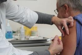 Fachärztin Simone Noll beim Impfen mit PANDEMRIX