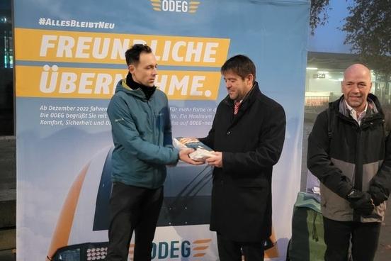 Aktion zum Fahrplanwechsel: OB Steffen Scheller nimmt "EinZugBrot" am Hauptbahnhof entgegen