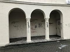 Vandalismusschäden an den denkmalgeschützten Gebäuden.