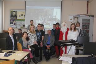 Gruppenfoto vor der Leinwand während der Videokonferenz