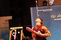 Jongleur Markian Strotsiak warf Kegeln in die Luft.