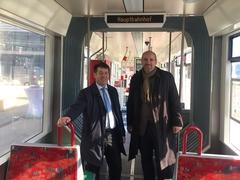 Steffen Scheller und Jörg Vogler freuen sich über den modernisierten Triebwagen.