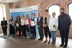 Gruppe mit Studienverträgen.