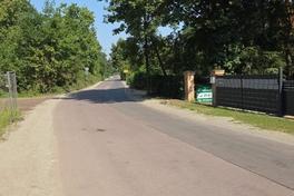 Mahlenziener Straße mit Bäumen.