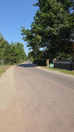 Mahlenziener Straße mit Bäumen.