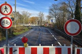 Der gesperrte Bahnübergang an der ertüchtigten Planebrücke.