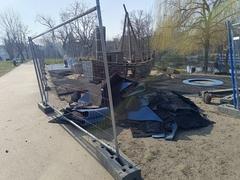 Spielplatz wird repariert