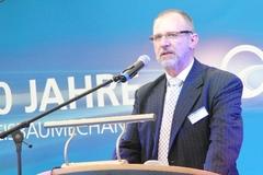 Geschäftsführer Friedhelm Hahn begrüßt die Gäste.