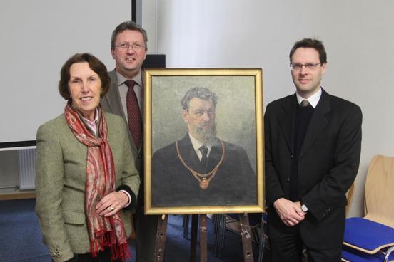 Dagmar v. Gersdorff, Beigeordneter Dr. Wolfgang Erlebach und der Ur-Ur-Enkel Alexander v. Gersdorff präsentieren das Portrait von Franz Riedel