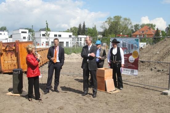 Im Beisein der Oberbürgermeisterin legte die AlexA-Grschäftsführung den Grundstein für das stationäre Pflegeheim.