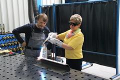 Oberbürgermeisterin Dietlind Tiemann schäumt das Material auf.