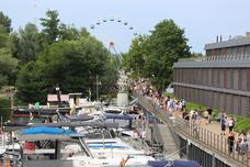 Blick auf das Festgelände Packhof mit Riesenrad.