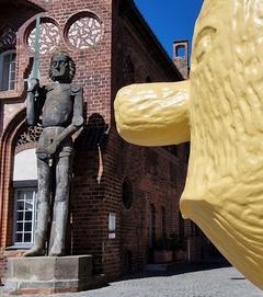 Das Knollnasenmännchen auf dem Altstädtischen Markt hat den Roland stets im Blick – und regelmäßig Touristen zur Seite.