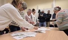 Das Auszählen der Stimmzettel – wie hier im Wahllokal 301 in Begleitung einiger Medien – ging schnell.