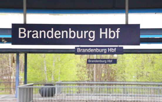 Stationsschilder an den Gleisen des Bahnhofs mit der Aufschrift "Brandenburg Hbf"