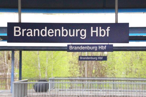 Stationsschilder an den Gleisen des Bahnhofs mit der Aufschrift "Brandenburg Hbf"