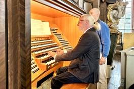 Fred Litwinski (li) ließ die Tokatha erklingen (mit Sohn Karl Litwinski als Assistent).