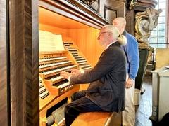 Fred Litwinski (li) ließ die Tokatha erklingen (mit Sohn Karl Litwinski als Assistent).