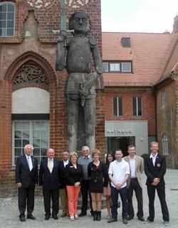 Gruppenfoto vor dem Roland
