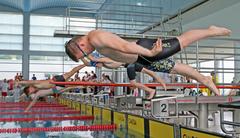 Schwimmer beim Sprung ins Becken