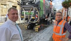 Kämmerer Thomas Barz und Tiefbauamtsleiter Christian Fuß sahen sich interessiert das Probe-Schleifen in der Altstadt an.