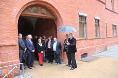 Der Generalstaatsanwalt (rechts) begrüßt die Gäste