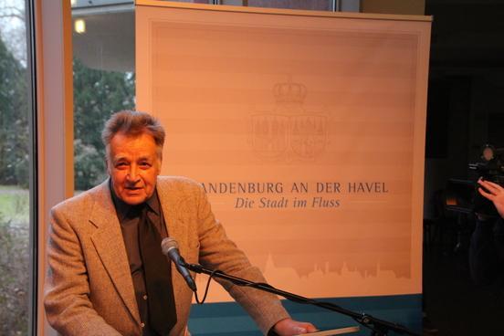 Peter Gülke bedankt sich für den herzlichen Empfang am Brandenburger Theater und freut sich auf die Arbeit mit den Symphonikern