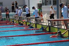 Schwimmwettbewerbe finden im 50 m-Becken des Marienbades statt.