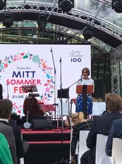 Das Mittsommer-Festprogramm wurde von der Botschafterin Ritva Koukku-Ronde eröffnet
