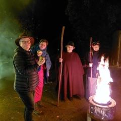 Plauerinnen mit historischen Trachten am Feuer.