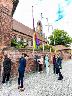 Freude herrschte, als die Fahne oben wehte.