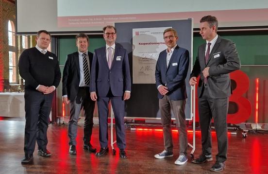 THB-Präsident Prof. Dr. Andreas Wilms unterzeichnete den Kooperationsvertrag mit der Geschäftsführung der Rathenower Optik GmbH.