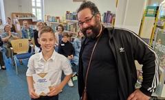 Sieger Fritz Jasper Matern bekam seine Urkunde von Autor und Jury-Mitglied Benjamin Tienti überreicht.