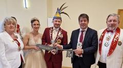 Schlüsselübergabe an den Oberbürgermeister.