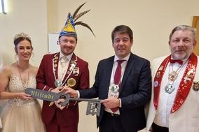 Schlüsselübergabe an den Oberbürgermeister.