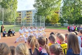 Die Karate-AG bei ihrer Vorführung.