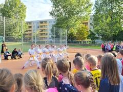 Die Karate-AG bei ihrer Vorführung.